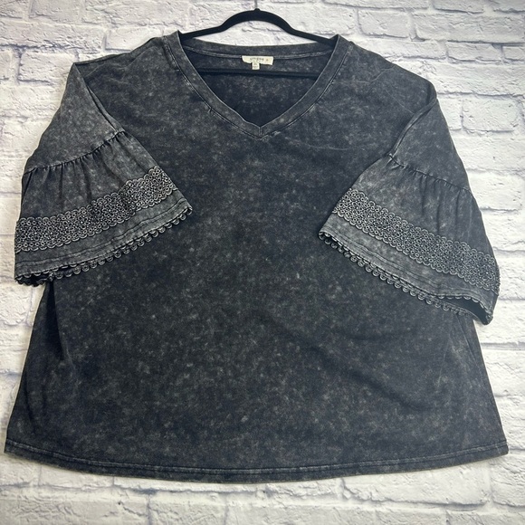 Umgee Charcoal V-Neck Top with Lace Trim Sleeves. Size 2X - Picture 1 of 10